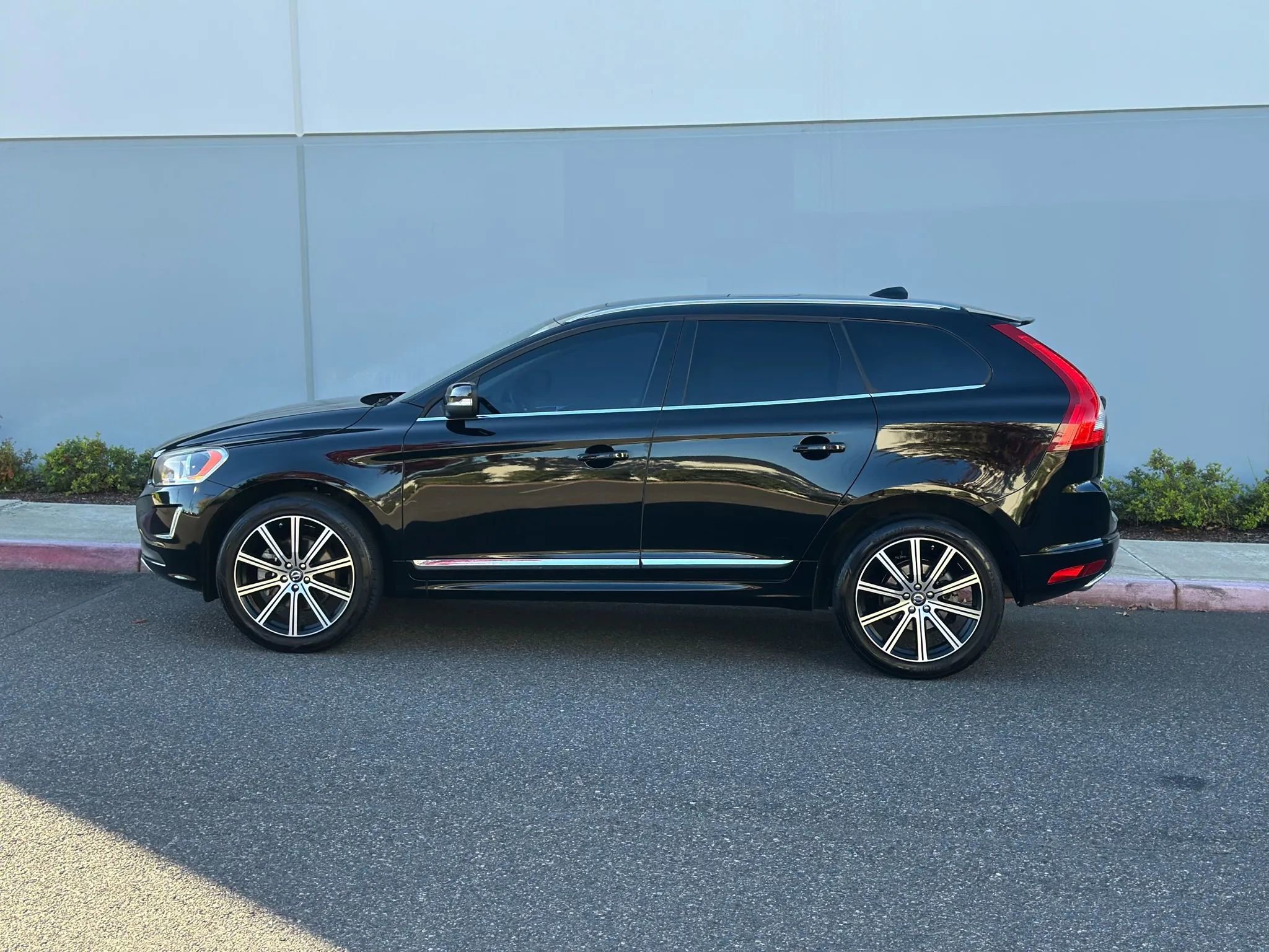 Used 2015 Volvo XC60 T5 w/ Proximity Package image 2