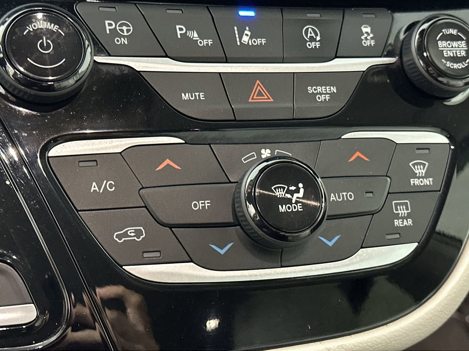 Used 2020 Chrysler Pacifica Touring-L w/ Tire & Wheel Group image 19