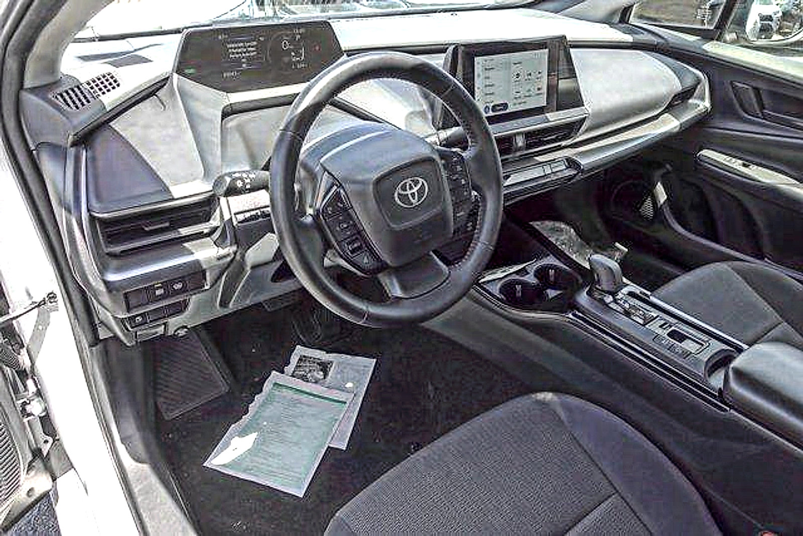 Used 2024 Toyota Prius LE FWD image 10