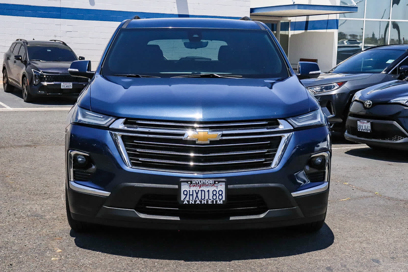 Used 2023 Chevrolet Traverse LT FWD image 2