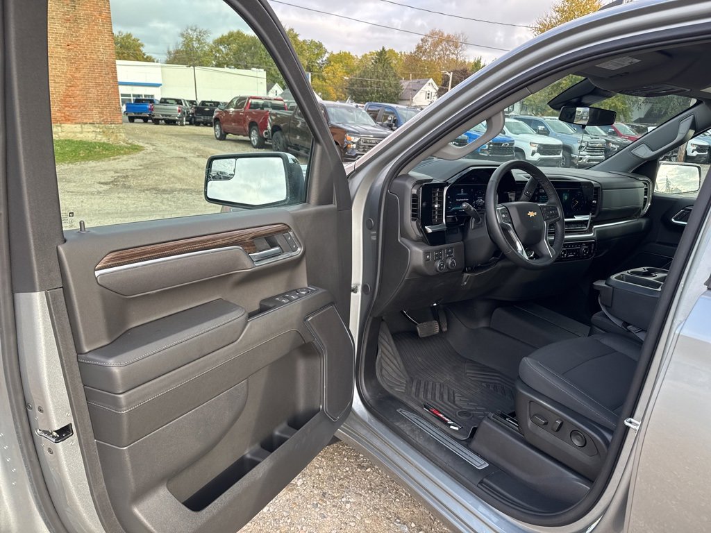 Used 2025 Chevrolet Silverado 1500 LT image 9