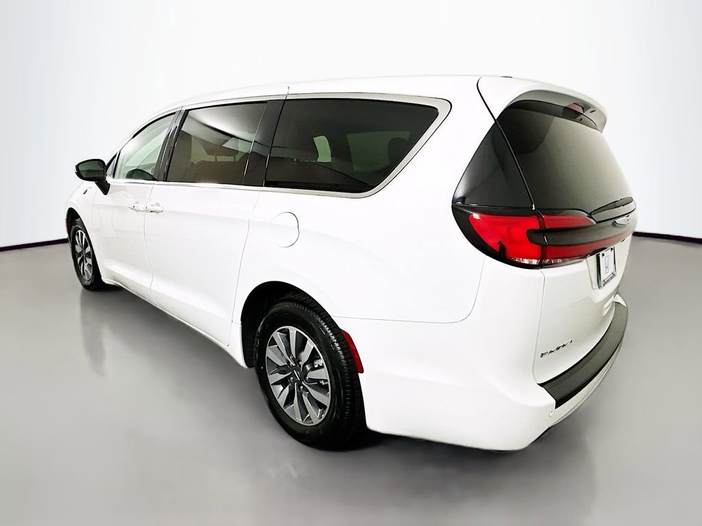 Used 2023 Chrysler Pacifica Touring-L image 7