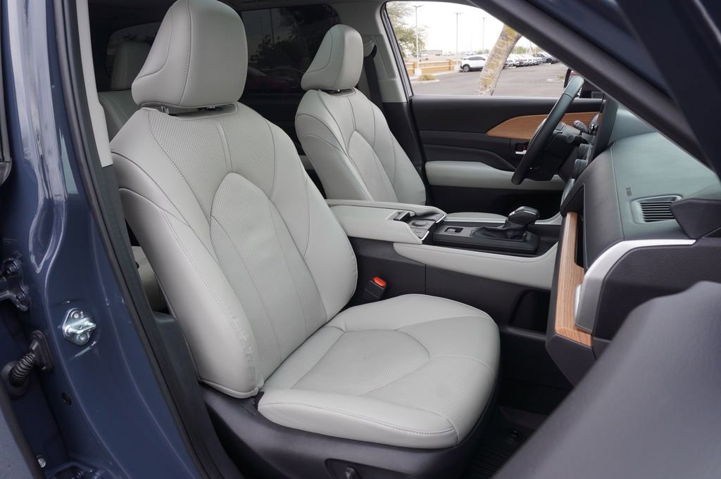 Used 2025 Toyota Grand Highlander FWD image 13