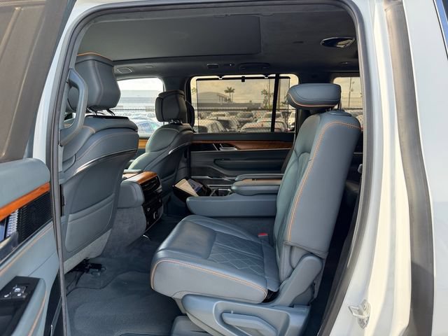 Used 2022 Jeep Grand Wagoneer Series III AWD/4WD image 11