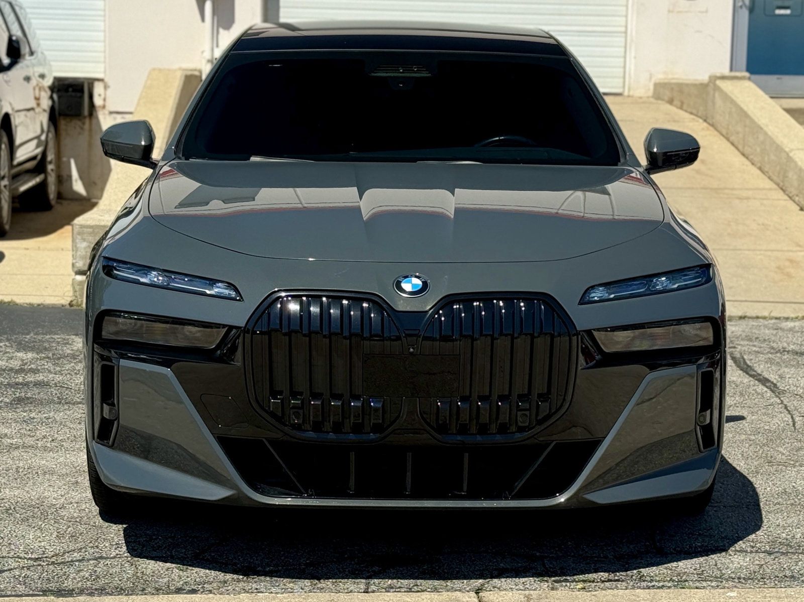 Used 2023 BMW 760i xDrive w/ Executive Package AWD/4WD image 2