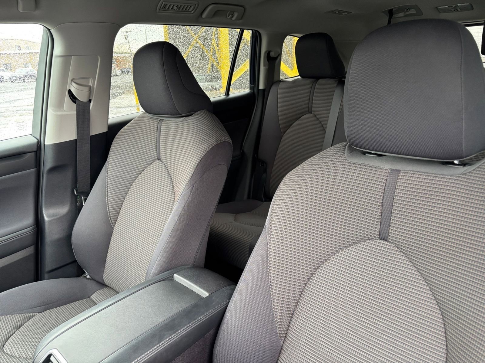 Used 2025 Toyota Highlander LE FWD image 35