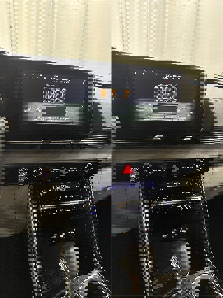 Used 2022 Kia Carnival EX image 19