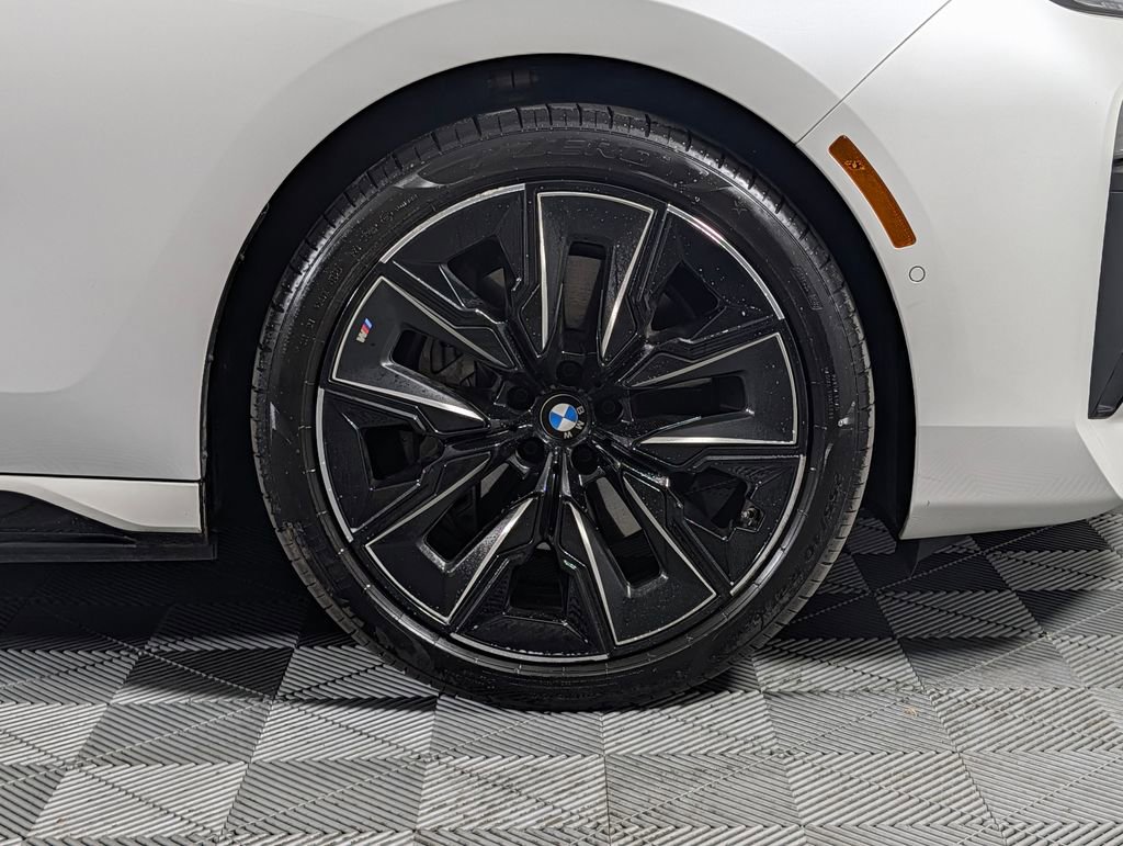Used 2023 BMW i7 xDrive60 w/ Executive Package 2 AWD/4WD image 14