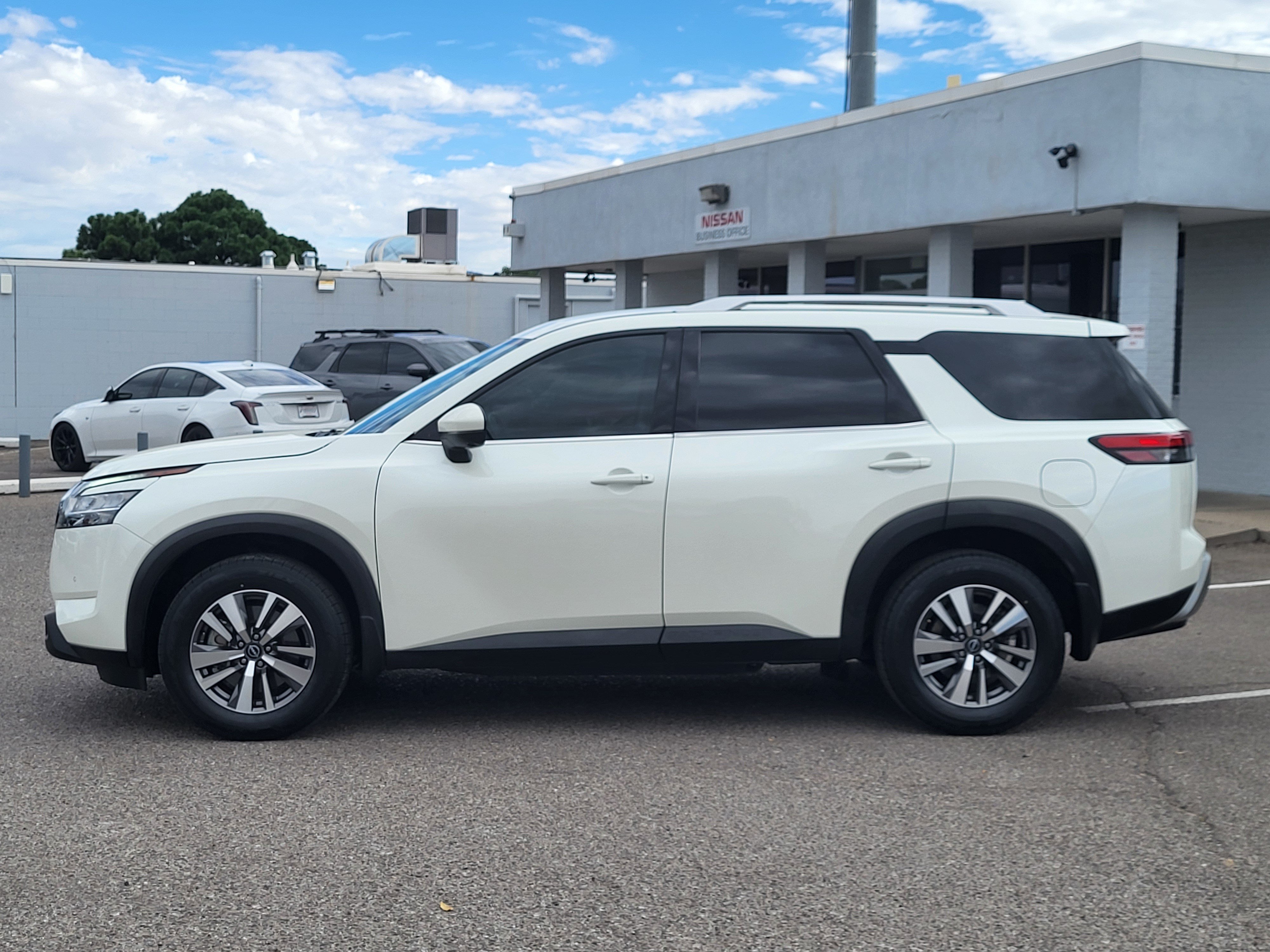 Certified 2023 Nissan Pathfinder SL AWD/4WD image 3