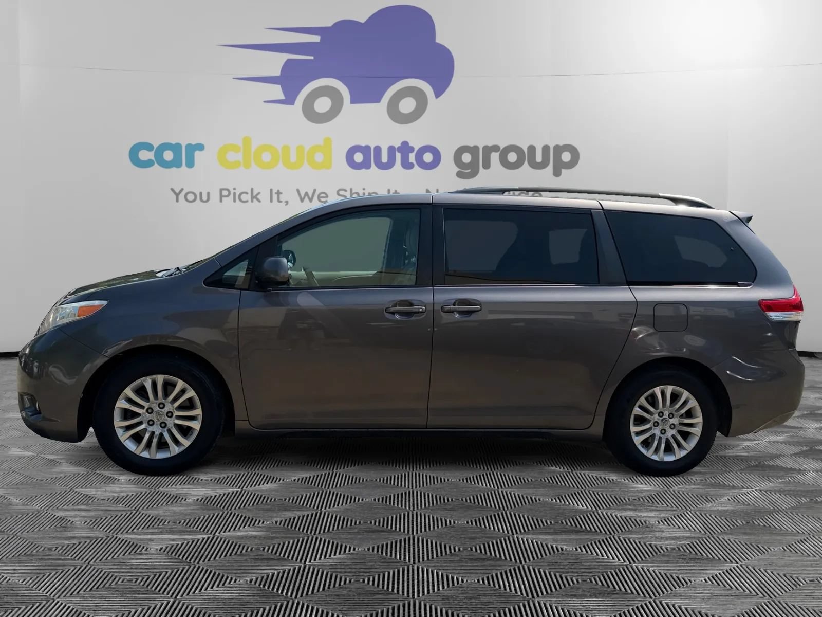 Used 2011 Toyota Sienna XLE w/ Entertainment Pkg FWD image 2