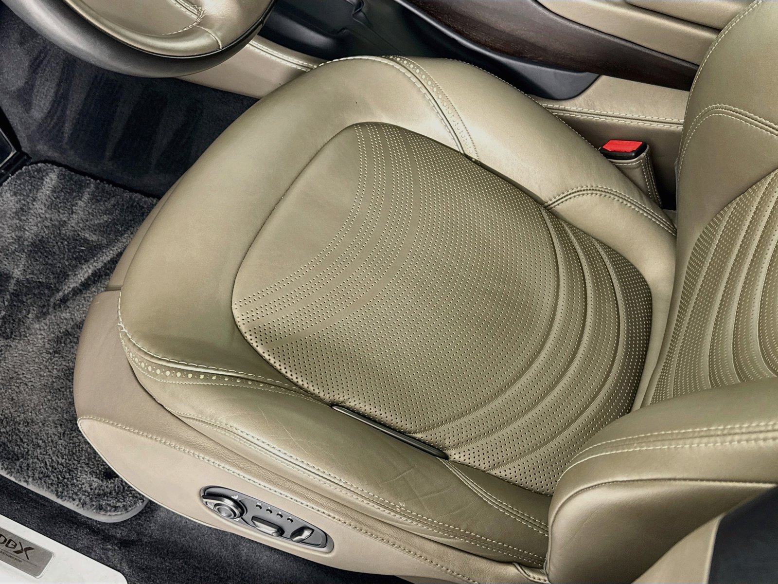 Used 2023 Aston Martin DBX AWD/4WD image 18