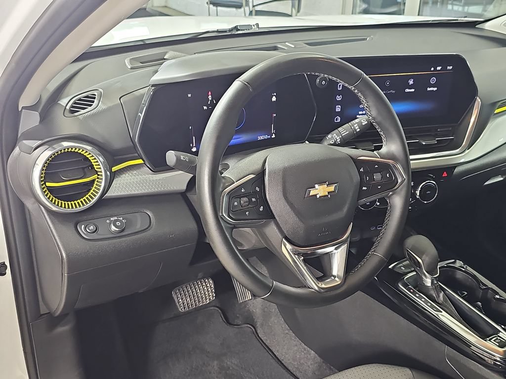 Certified 2025 Chevrolet Trax LT w/ Driver Confidence Package FWD image 19