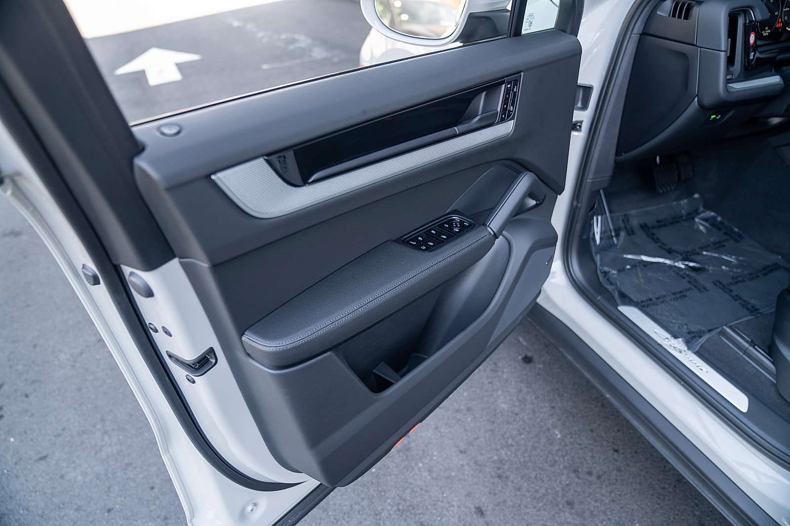Certified 2025 Porsche Cayenne E-Hybrid Coupe AWD/4WD image 17
