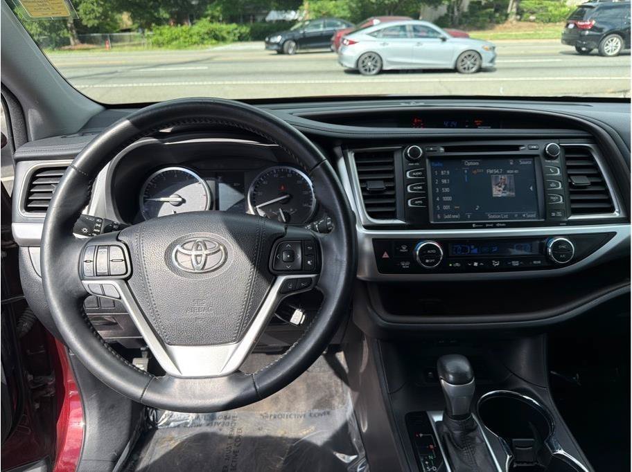 Used 2018 Toyota Highlander XLE FWD image 13