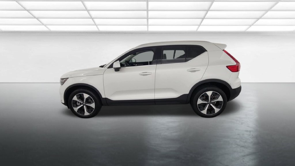 Used 2024 Volvo XC40 B5 Plus AWD/4WD image 4