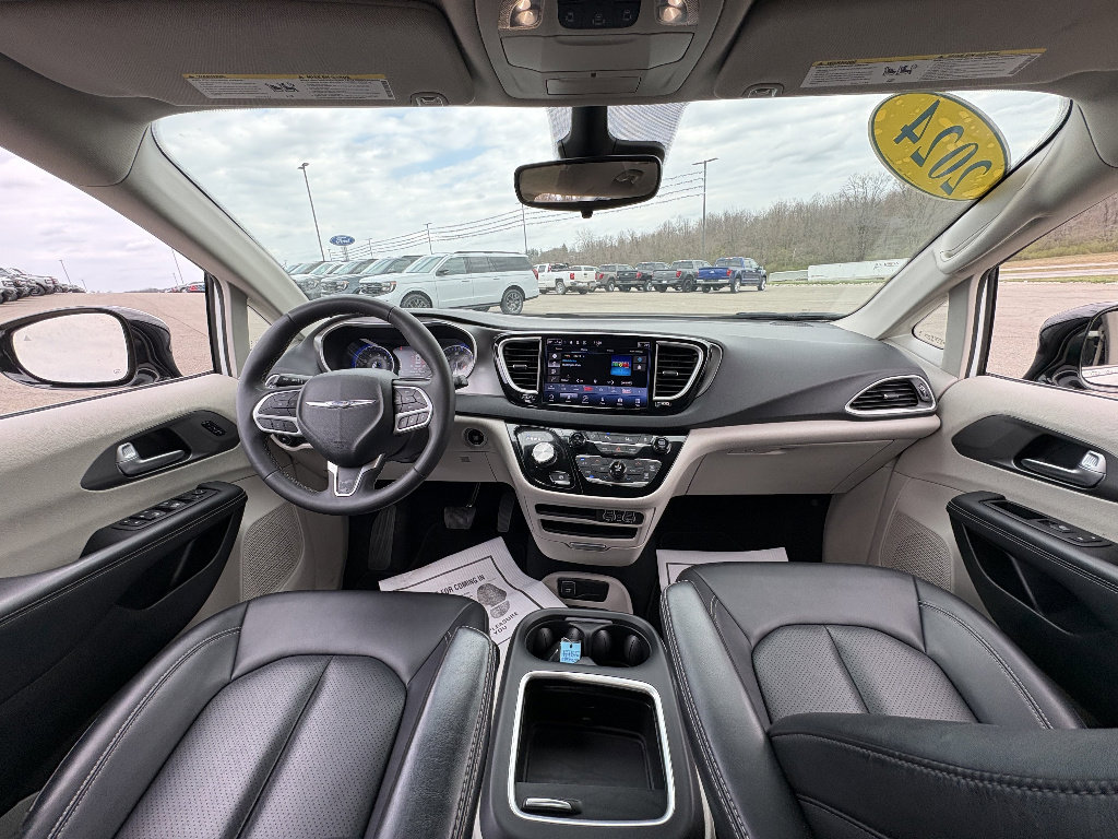 Used 2024 Chrysler Pacifica Touring-L image 22