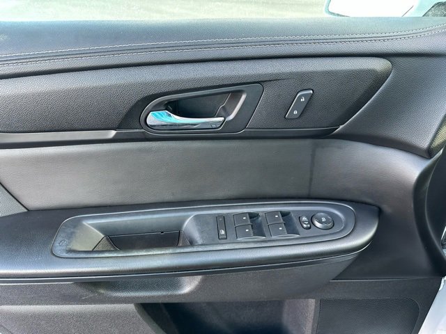 Used 2017 Chevrolet Traverse LT w/ Style and Technology Package image 3