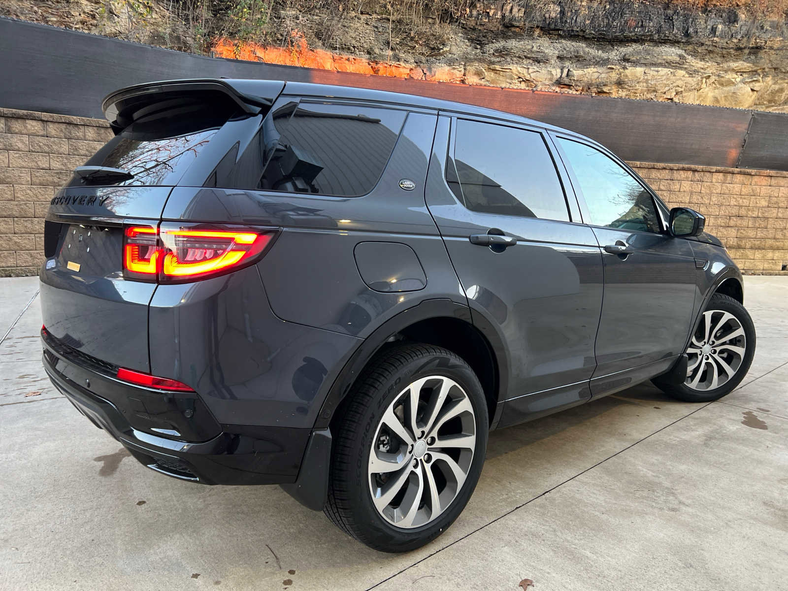Used 2025 Land Rover Discovery Sport Dynamic SE image 3