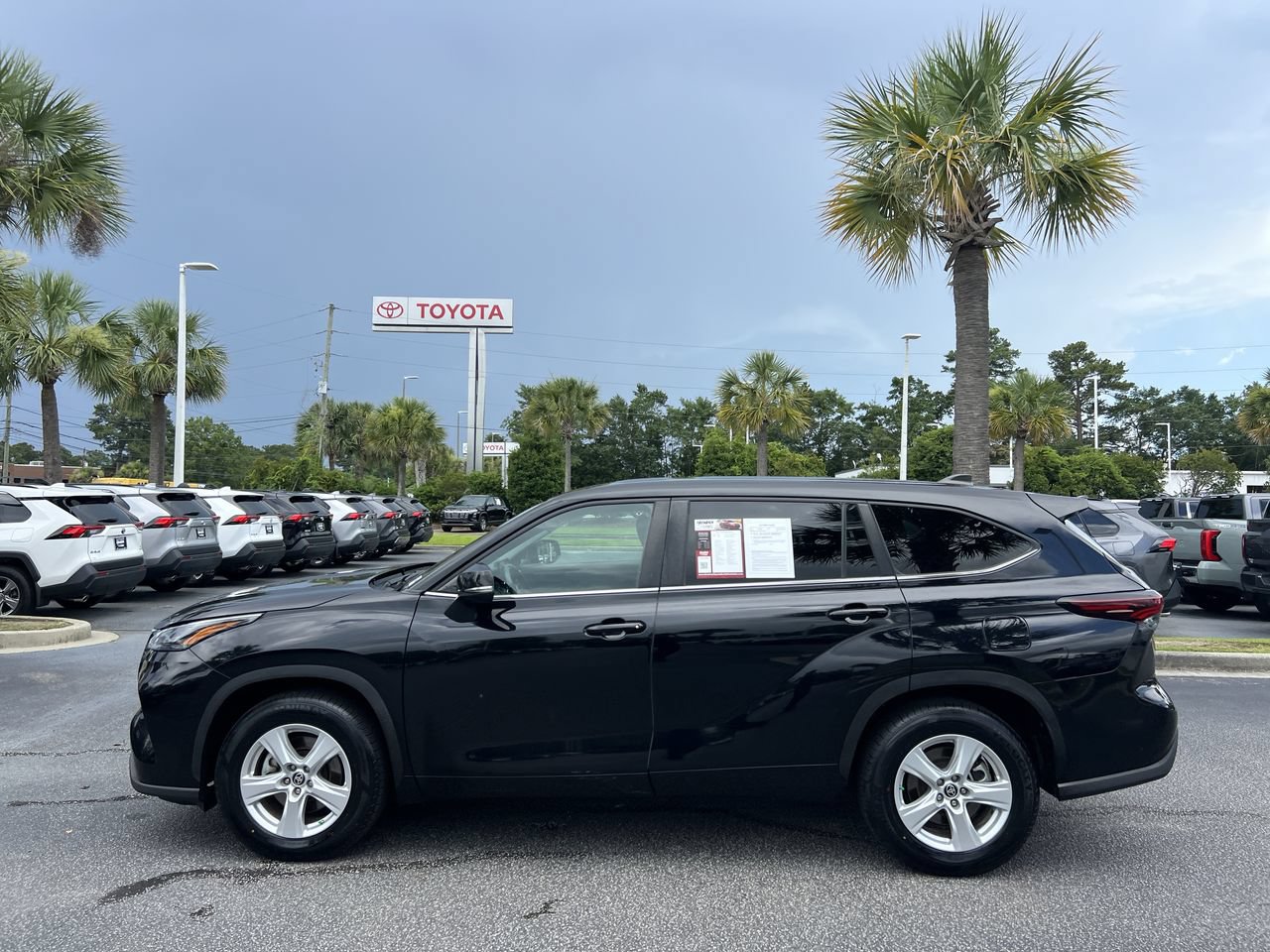 Used 2024 Toyota Highlander LE FWD image 7