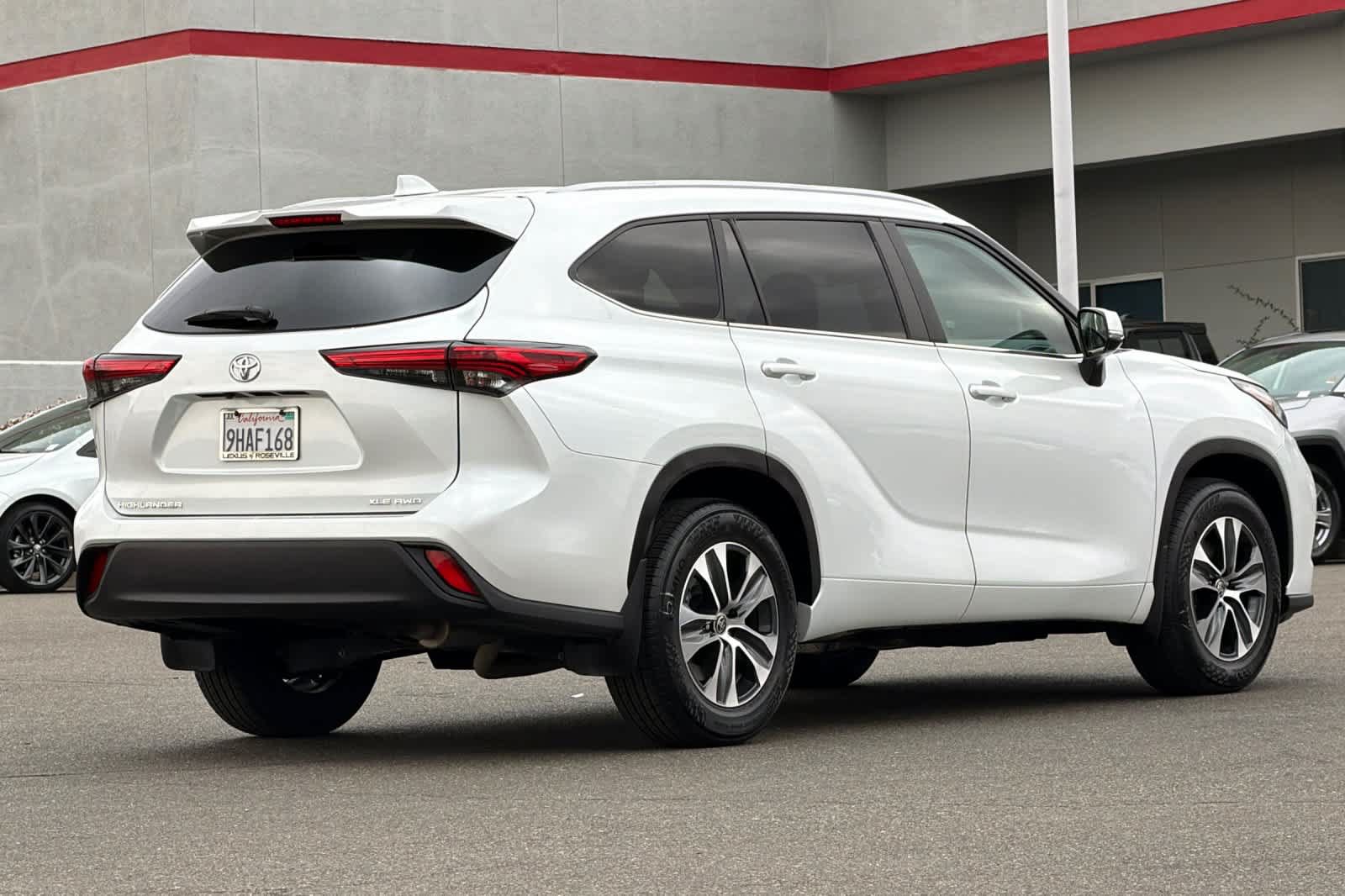 Used 2023 Toyota Highlander XLE AWD/4WD image 2
