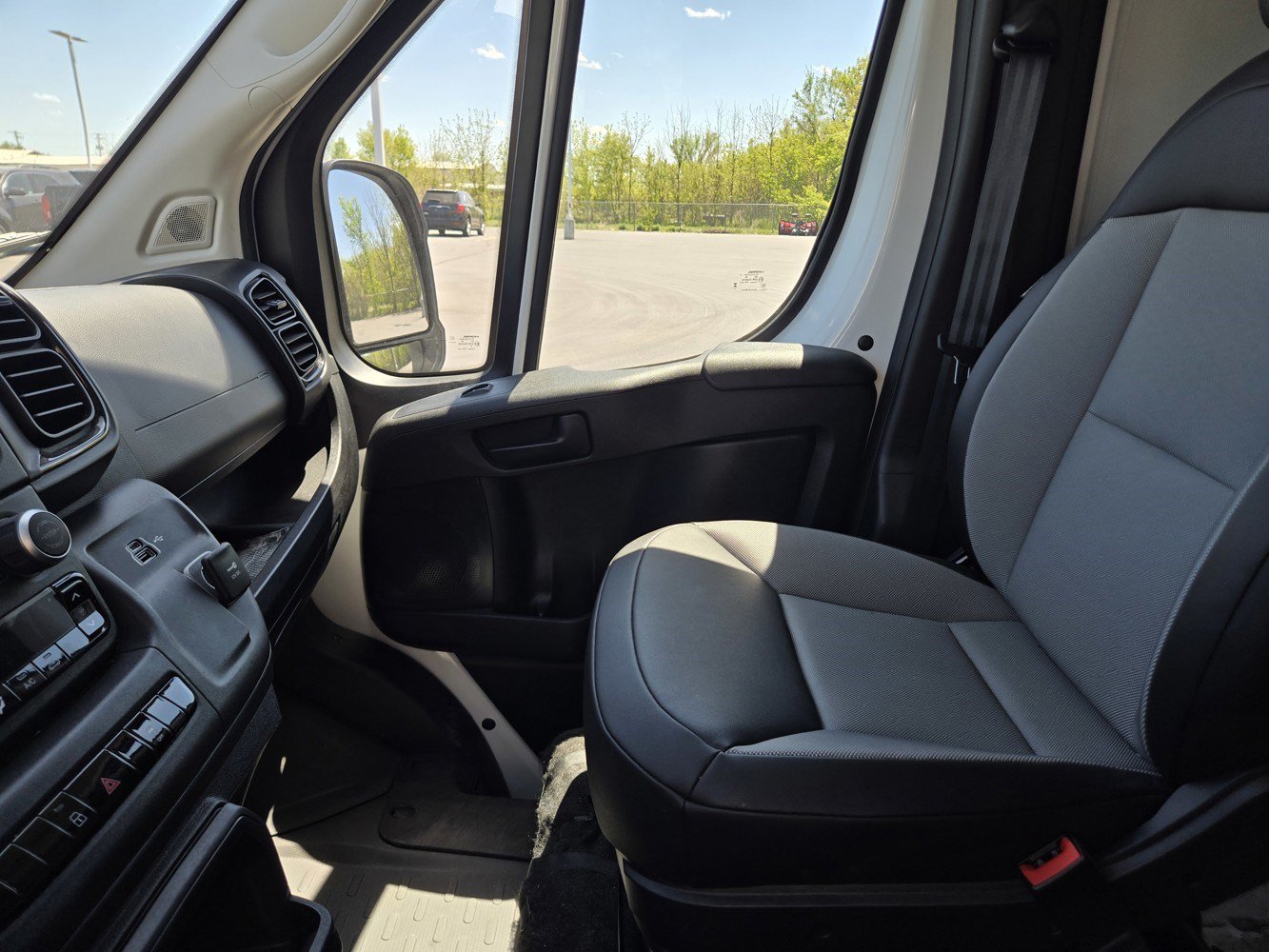 Used 2025 RAM ProMaster 2500 w/ Convenience Group FWD image 30