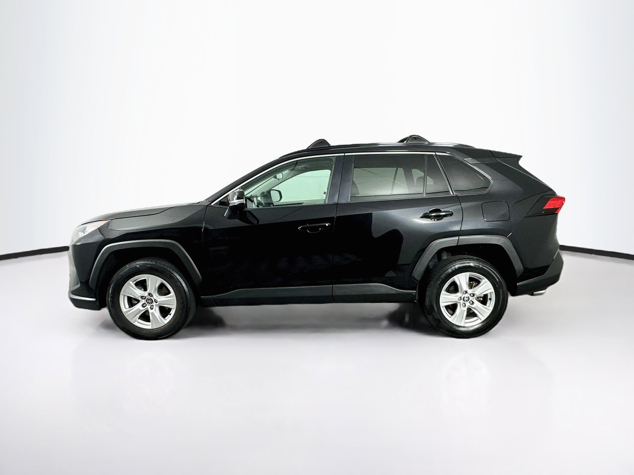 Used 2021 Toyota RAV4 XLE w/ Convenience Package FWD image 4
