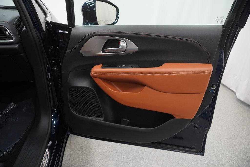 Used 2024 Chrysler Pacifica Pinnacle image 46