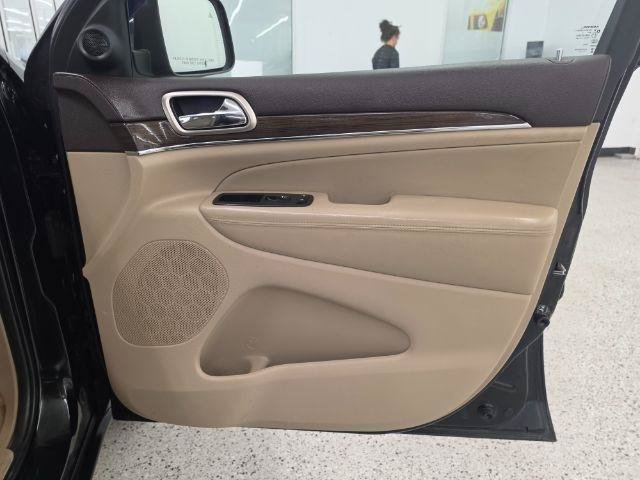 Used 2014 Jeep Grand Cherokee Overland w/ Advanced Technology Group AWD/4WD image 29