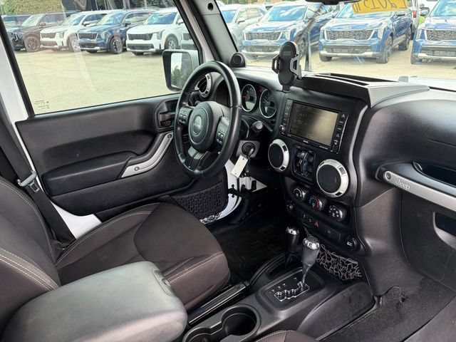Used 2014 Jeep Wrangler Unlimited Sahara w/ Dual Top Group AWD/4WD image 4