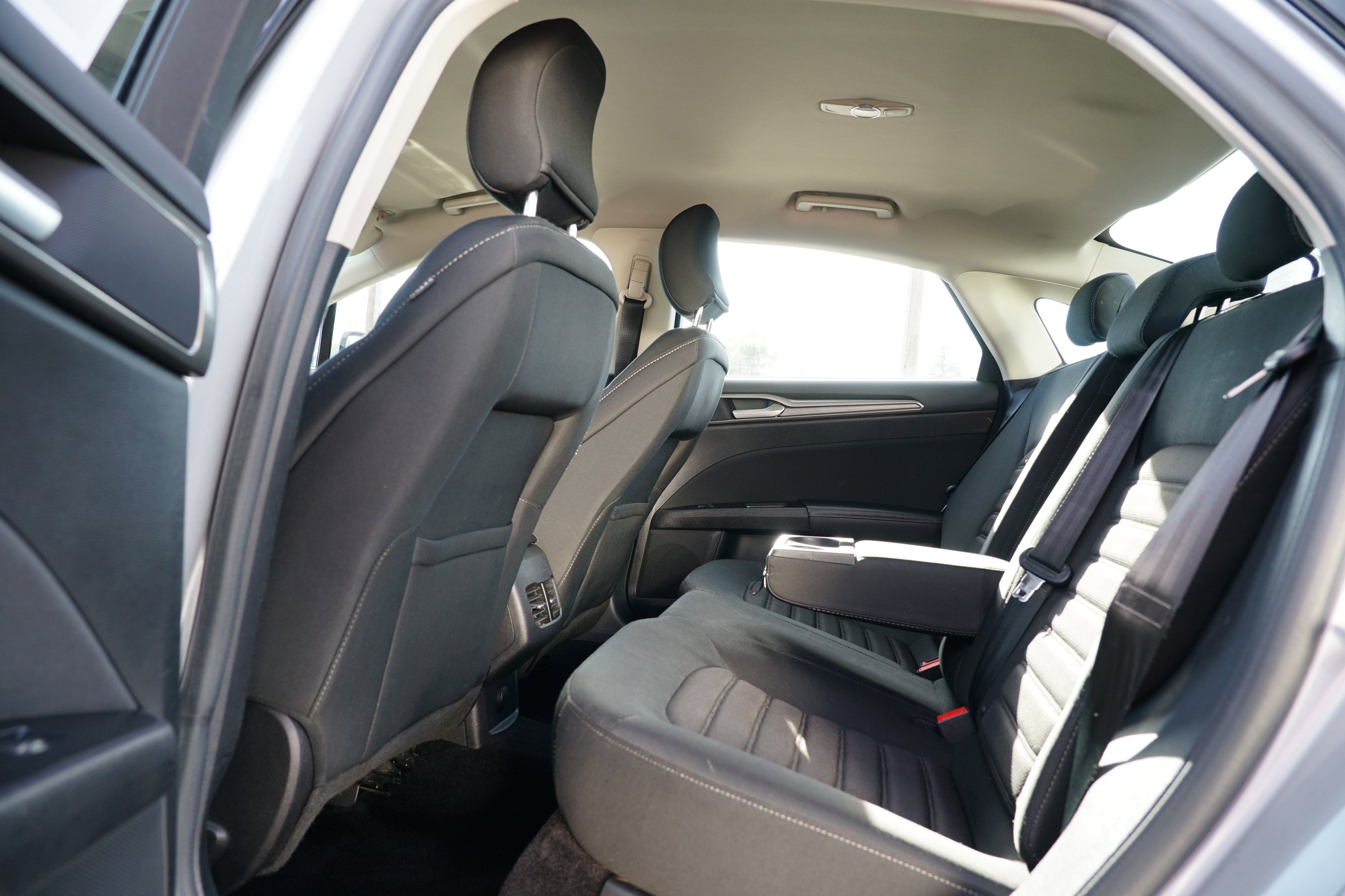 Used 2017 Ford Fusion SE w/ Fusion SE Technology Package image 20