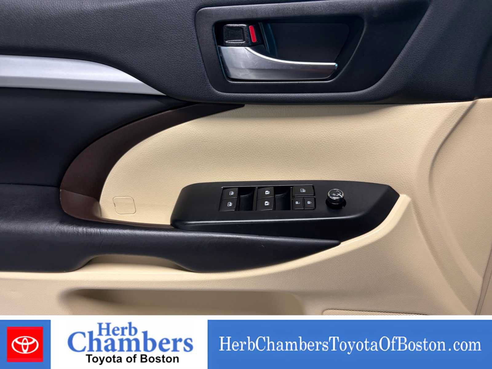 Used 2019 Toyota Highlander XLE AWD/4WD image 16