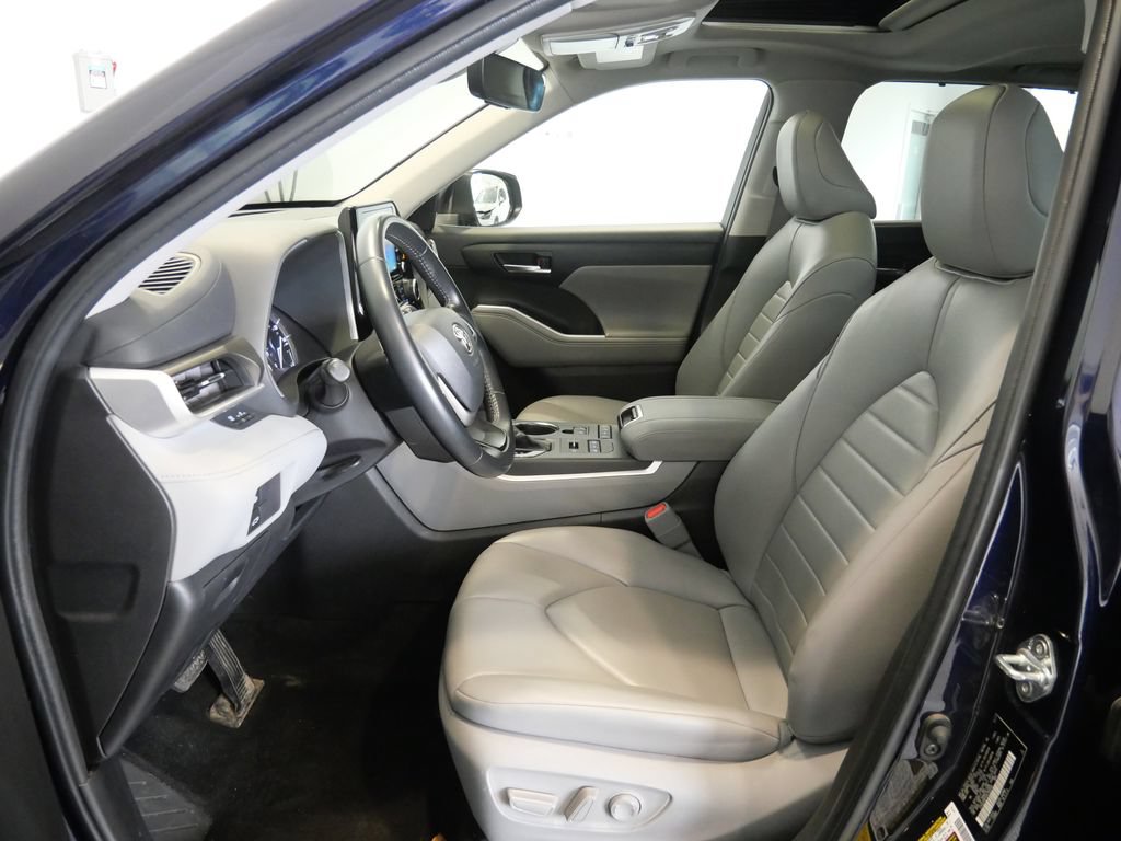Used 2022 Toyota Highlander XLE AWD/4WD image 15