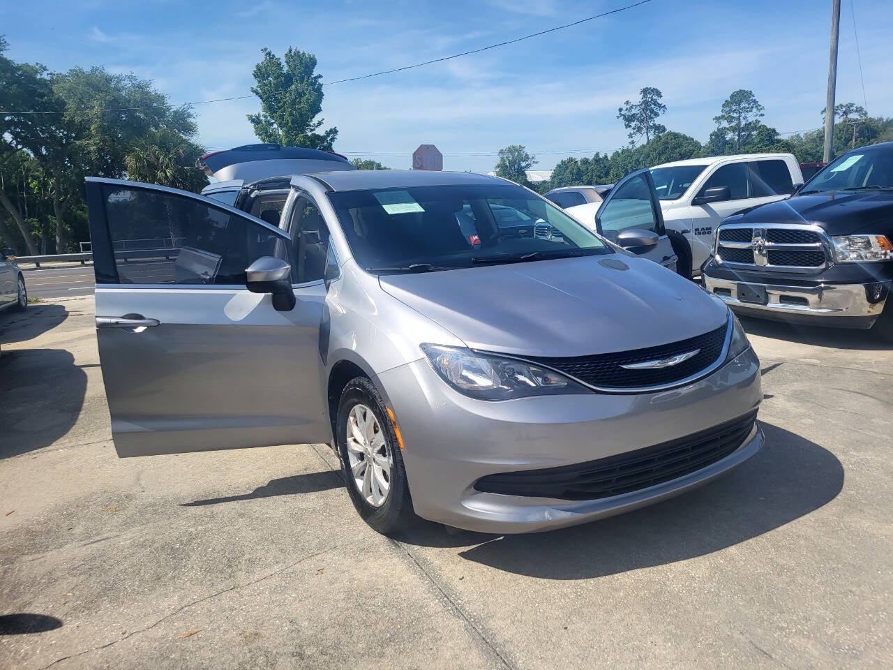 Used 2017 Chrysler Pacifica Touring w/ Tire & Wheel Group FWD image 73