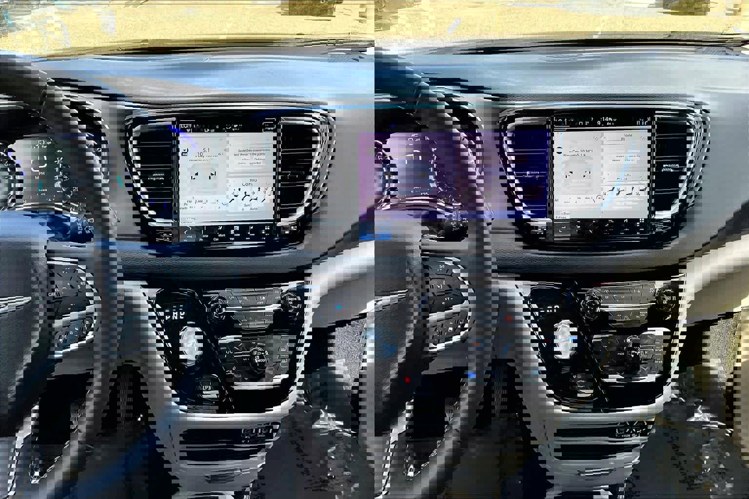 Used 2024 Chrysler Pacifica Touring-L image 6