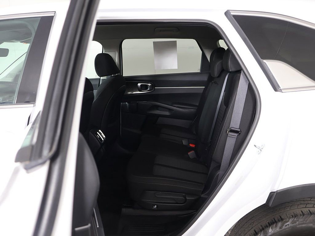 Used 2023 Kia Sorento LX image 28
