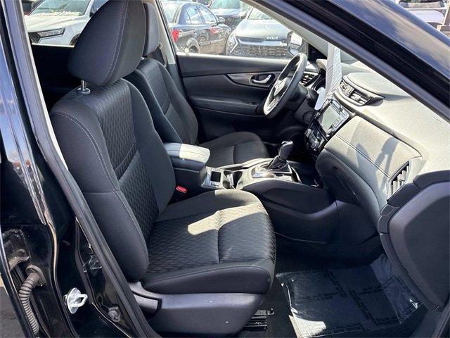 Used 2017 Nissan Rogue SV w/ SV Premium Package image 9