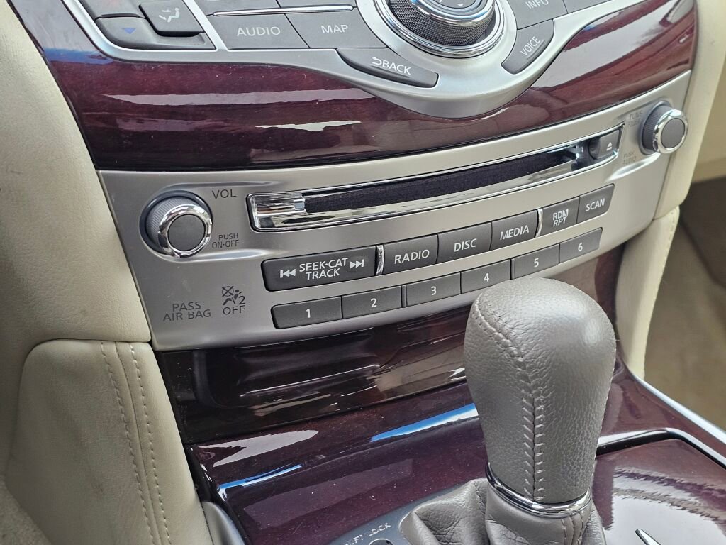 Used 2018 INFINITI Q70 Luxe image 35