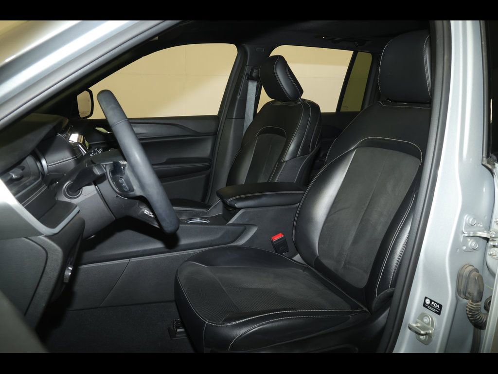 Used 2024 Jeep Grand Cherokee Altitude image 22