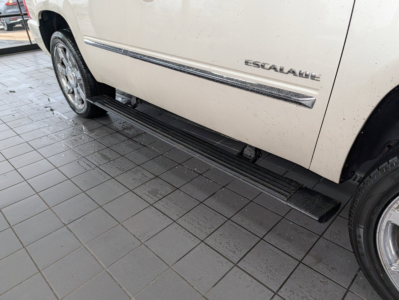 Used 2013 Cadillac Escalade Luxury AWD/4WD image 2