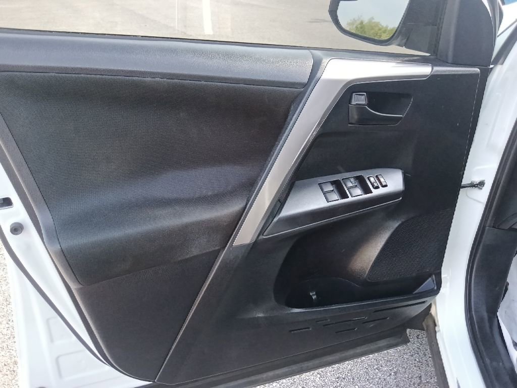 Used 2018 Toyota RAV4 LE FWD image 11