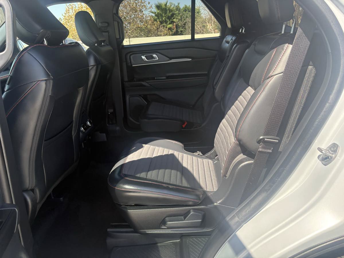 Used 2026 Ford Explorer ST-Line w/ ST-Line Street Pack RWD image 38