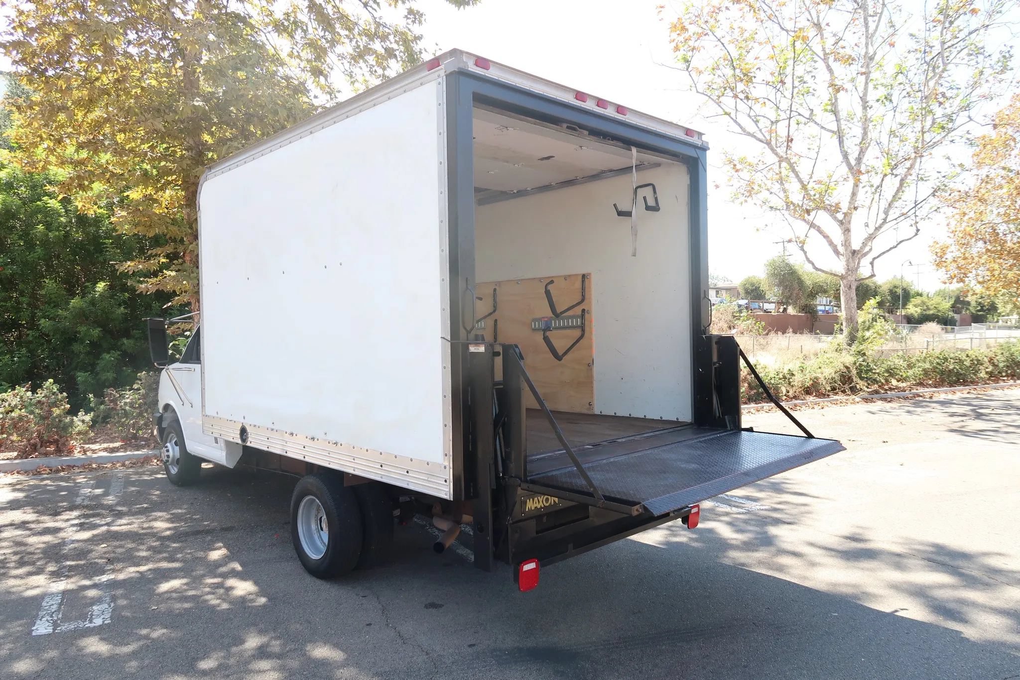Used 2004 Chevrolet Express 3500 w/ Chrome Appearance Package RWD image 23