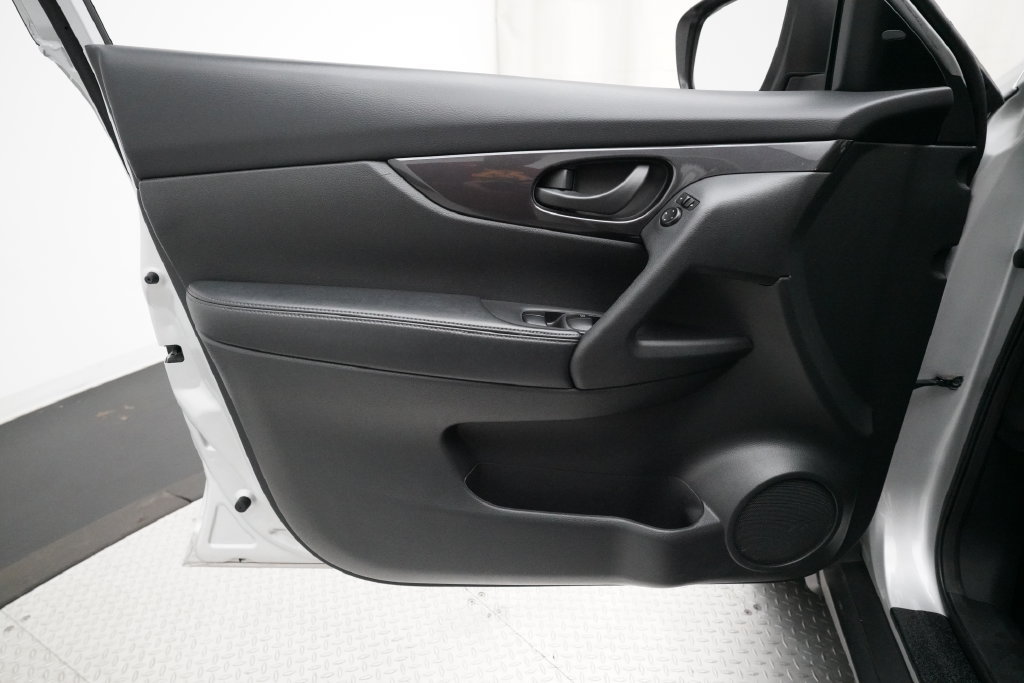 Used 2020 Nissan Rogue S AWD/4WD image 26