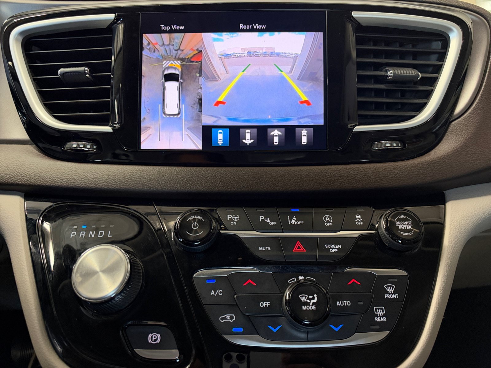 Used 2018 Chrysler Pacifica Touring-L w/ Advanced Safetytec Group FWD image 28