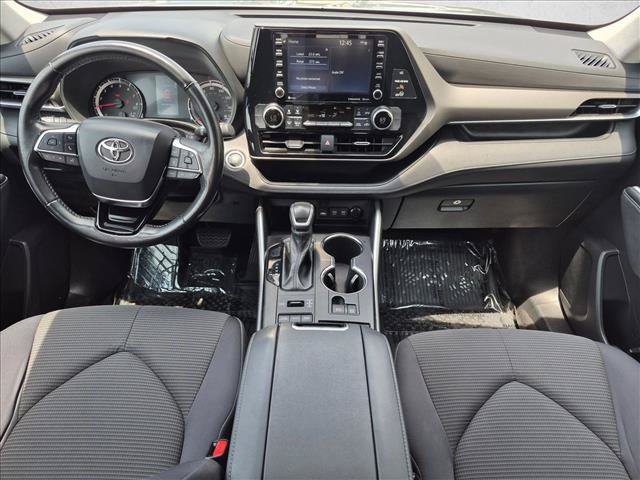 Used 2021 Toyota Highlander LE AWD/4WD image 16