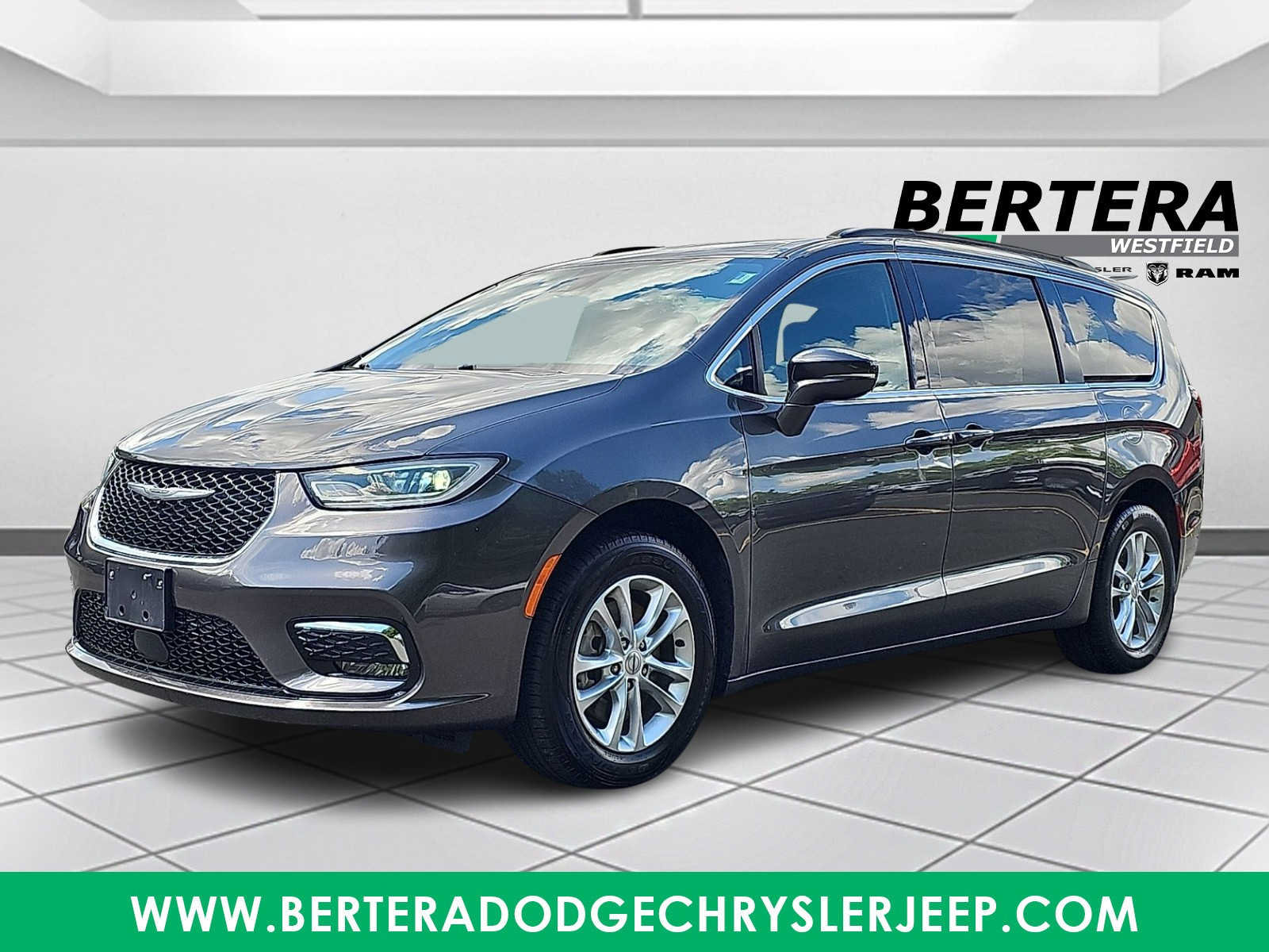Used 2022 Chrysler Pacifica Touring AWD/4WD image 3