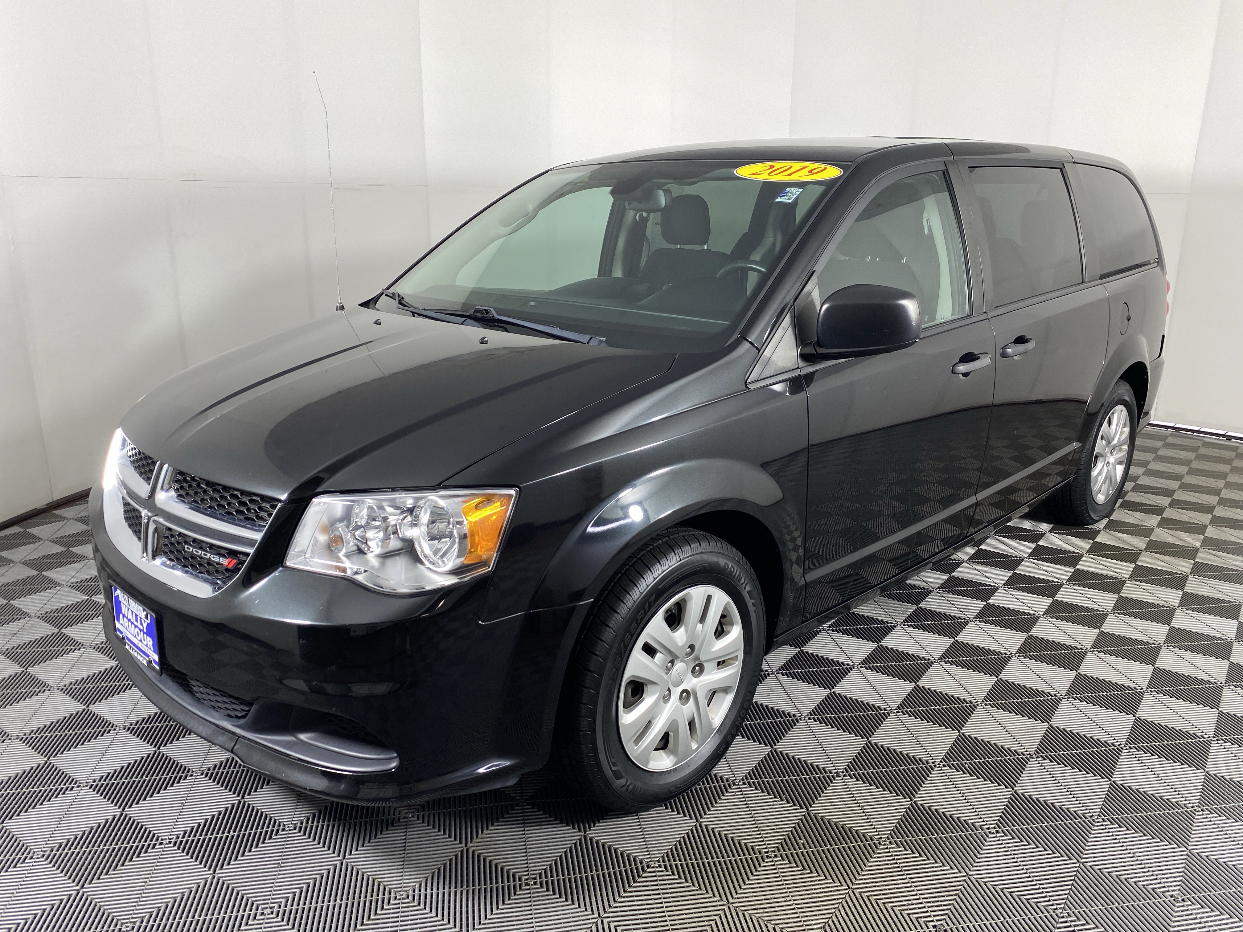 Used 2019 Dodge Grand Caravan SE w/ UConnect Hands-Free Group FWD image 9