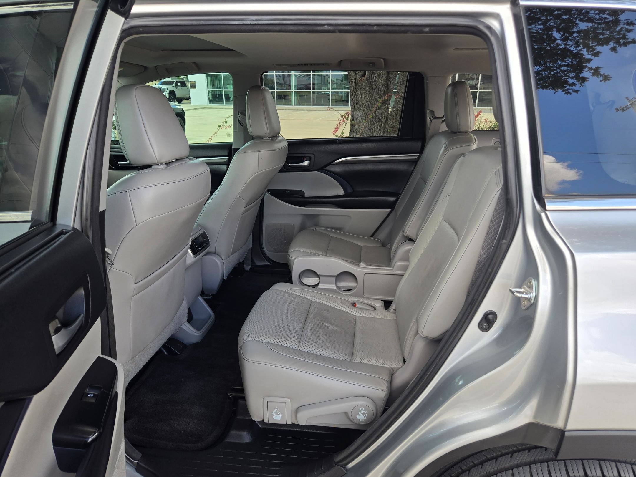Used 2018 Toyota Highlander Limited w/ Carpet Mat Package (TMS) AWD/4WD image 21