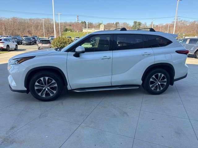 Used 2021 Toyota Highlander XLE AWD/4WD image 4