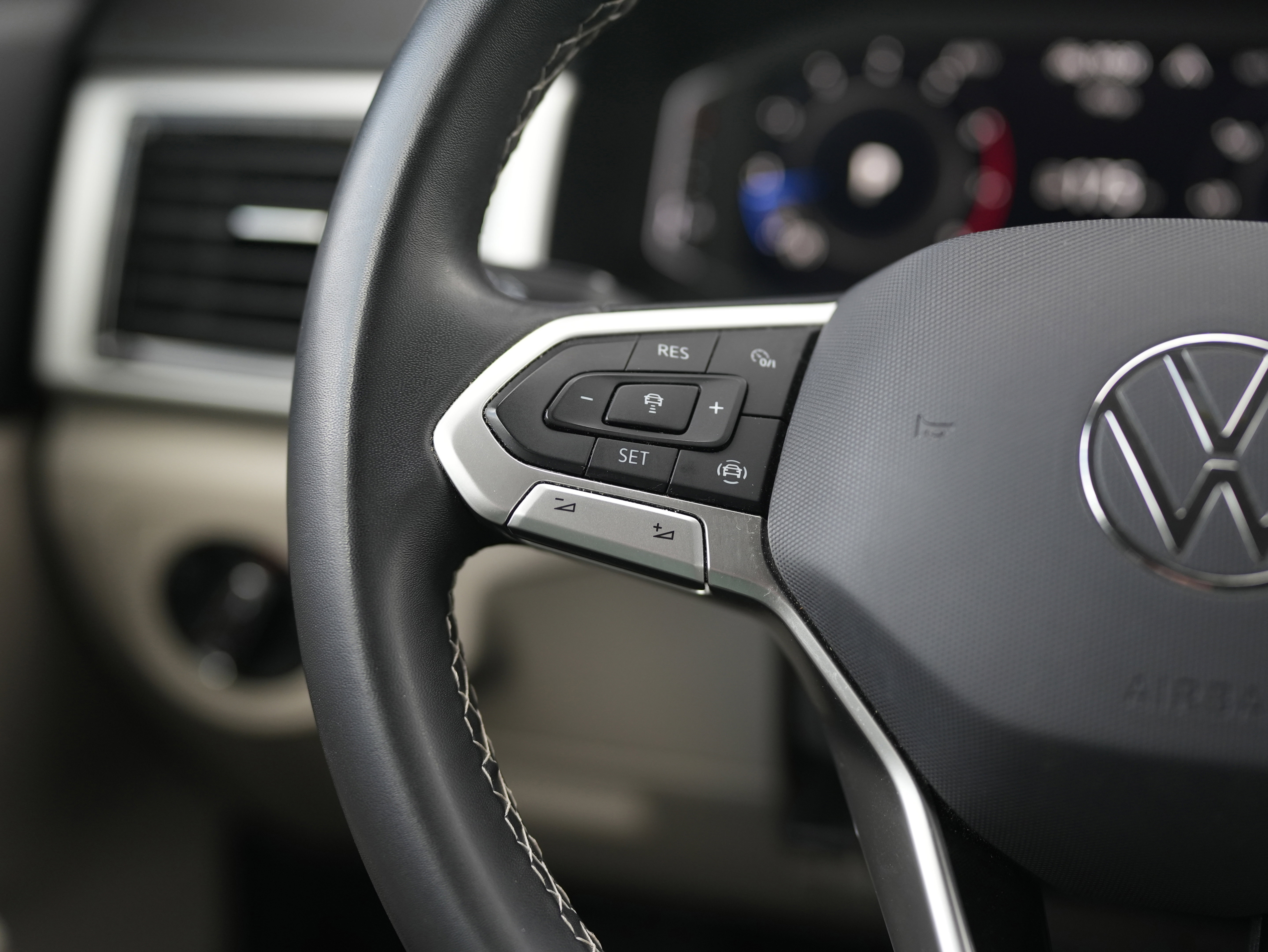 Certified 2022 Volkswagen Atlas SE w/ Black Wheel Package image 19